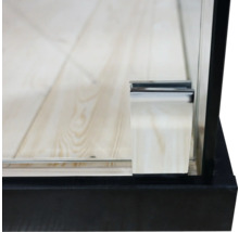 Detailaufnahme eines Badezimmermöbels mit Holzelementen und Metallbeschlägen