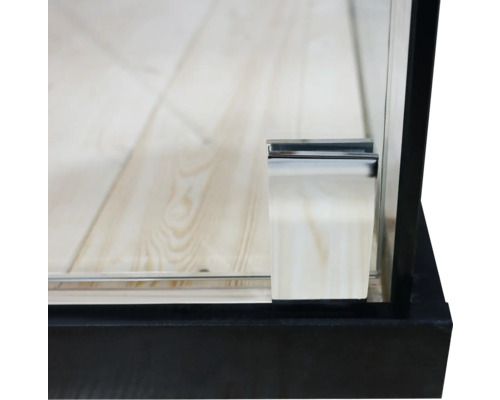 Detailaufnahme eines Badezimmermöbels mit Holzelementen und Metallbeschlägen