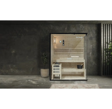 Innenaufnahme einer Sauna mit Holzeinrichtung und Glasfront