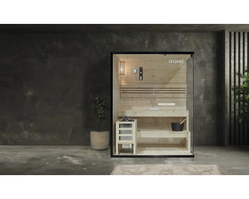 Innenaufnahme einer Sauna mit Holzeinrichtung und Glasfront