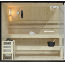 Innenraum einer Sauna mit Holzbänken, Ofen und Glasfront