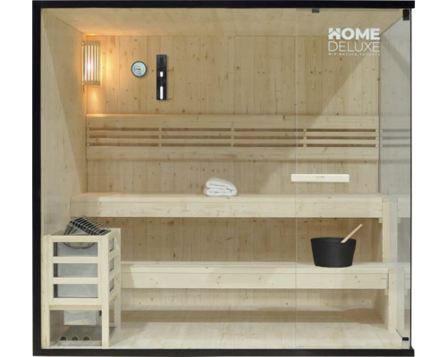 Innenraum einer Sauna mit Holzbänken, Ofen und Glasfront