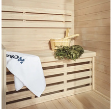 Holzsauna mit Sitzbank, Saunakübel, Schöpfkelle, Handtuch und Birkenzweig