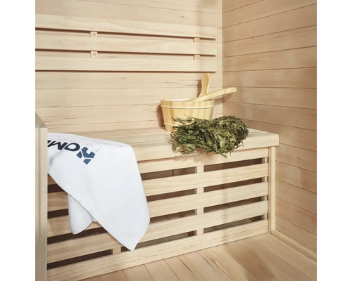Holzsauna mit Sitzbank, Saunakübel, Schöpfkelle, Handtuch und Birkenzweig