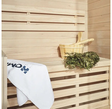Sauna mit Holzwand, Holzeimer, Schöpfkelle, Birkenzweig und Handtuch
