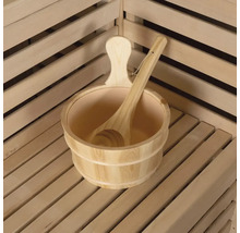 Saunaeimer aus Holz mit Schöpfkelle auf einer Holzbank