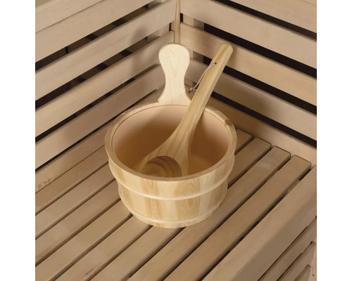 Saunaeimer aus Holz mit Schöpfkelle auf einer Holzbank