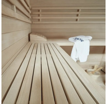 Innenansicht einer Sauna mit Holzbänken und Handtuch