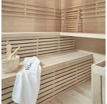 Helle Sauna mit Holzliegen, Holzeimer, Schöpfkelle und Handtuch