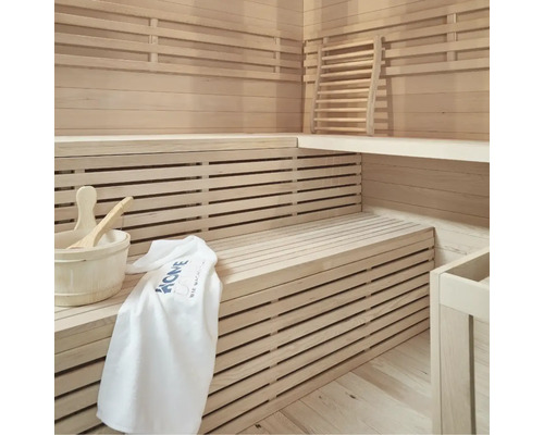 Helle Sauna mit Holzliegen, Holzeimer, Schöpfkelle und Handtuch