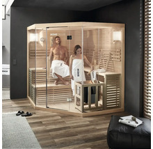 Helle Sauna mit Glasfront und zwei Personen im Innenraum