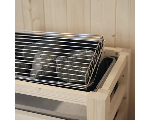 Saunaofen mit Steinen und Schutzgitter