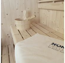 Saunaeimer mit Schöpfkelle auf einer Holzbank