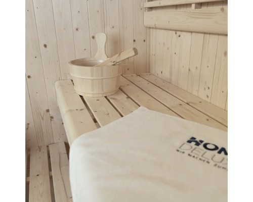 Saunaeimer mit Schöpfkelle auf einer Holzbank