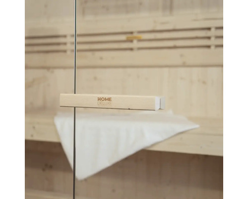 Saunainnenraum mit Holztürgriff und Home Deluxe Logo