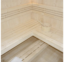 Helle Holzsauna mit Bänken, Holzbottich und Schöpfkelle