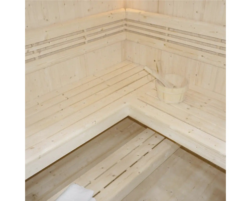 Helle Holzsauna mit Bänken, Holzbottich und Schöpfkelle