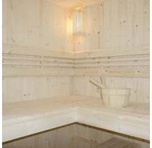 Holzsauna mit Bänken, Lampe und Saunaeimer mit Schöpfkelle