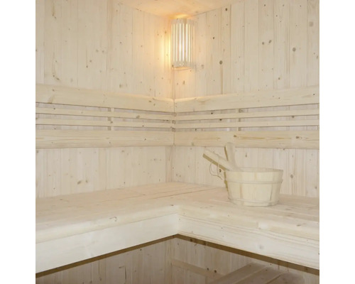 Holzsauna mit Bänken, Lampe und Saunaeimer mit Schöpfkelle