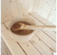 Saunaeimer aus Holz mit Schöpfkelle im Innenraum