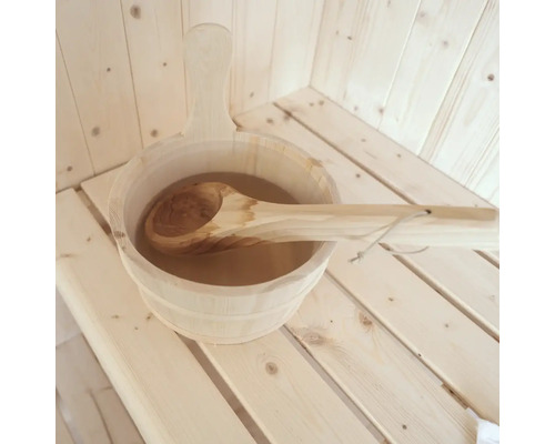 Saunaeimer aus Holz mit Schöpfkelle im Innenraum