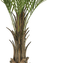 Nahaufnahme einer Kunstpalme mit grünem Blätterdach und braunem Stamm