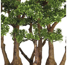 Detailaufnahme von Kunstbäumen mit grünen Blättern und braunen Stämmen.