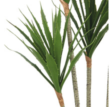 Kunstpflanze mit spitz zulaufenden Blättern