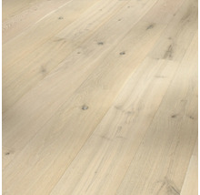 Heller Holzboden mit natürlicher Maserung und Astlöchern.