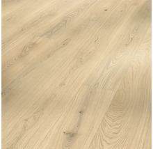 Nahaufnahme von verlegten Holzfußbodendielen.