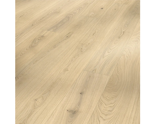 Nahaufnahme von verlegten Holzfußbodendielen.