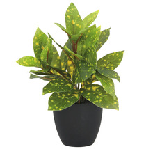 Kunstpflanze im schwarzen Topf