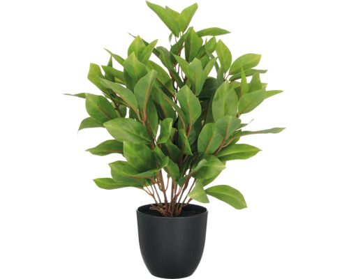 Künstliche Pflanze mit grünen Blättern in schwarzem Topf