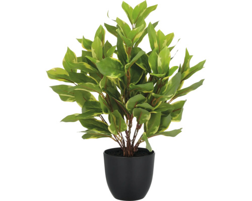 Künstliche Pflanze mit grünen Blättern in einem schwarzen Topf