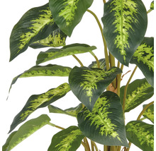 Künstliche Dieffenbachia-Pflanze mit gemusterten Blättern.