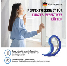 Frau öffnet Fenster zum Lüften mit dem Hinweis Made in Germany