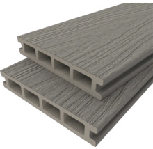 Zwei Terrassendielen aus Verbundmaterial im Stapel