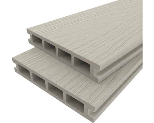 Zwei Terrassendielen aus Verbundmaterial mit Hohlkammern.