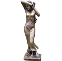 Frauenfigur als Gartendekoration