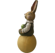 Osterhase Dekoration auf einer Kugel sitzend