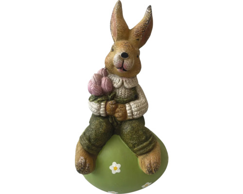 Dekorative Osterhasenfigur mit Blumenstrauß und Ei
