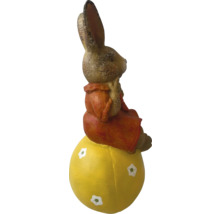 Osterhase Figur auf gelbem Ei sitzend als Dekoration