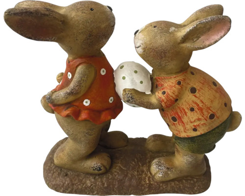 Dekorative Hasenfiguren auf Sockel, eine Figur hält ein Ei