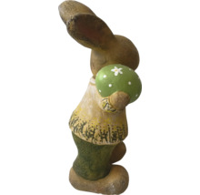 Osterhase mit Osterei als Dekoration
