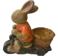 Dekorative Hasenfigur auf Motorrad mit Korb für den Garten