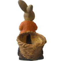 Dekorative Hasenfigur mit Korb für Innenräume