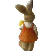 Dekorativer Osterhase mit Kleid und Ei