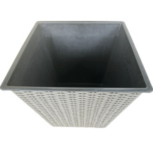 Grauer Pflanzkübel mit Flechtmuster