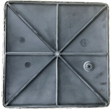 Detailansicht einer quadratischen Platte mit Verstrebungen