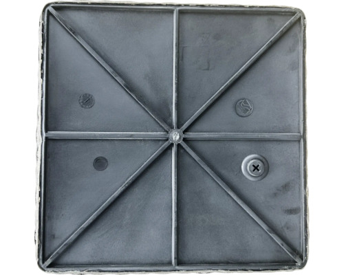 Detailansicht einer quadratischen Platte mit Verstrebungen